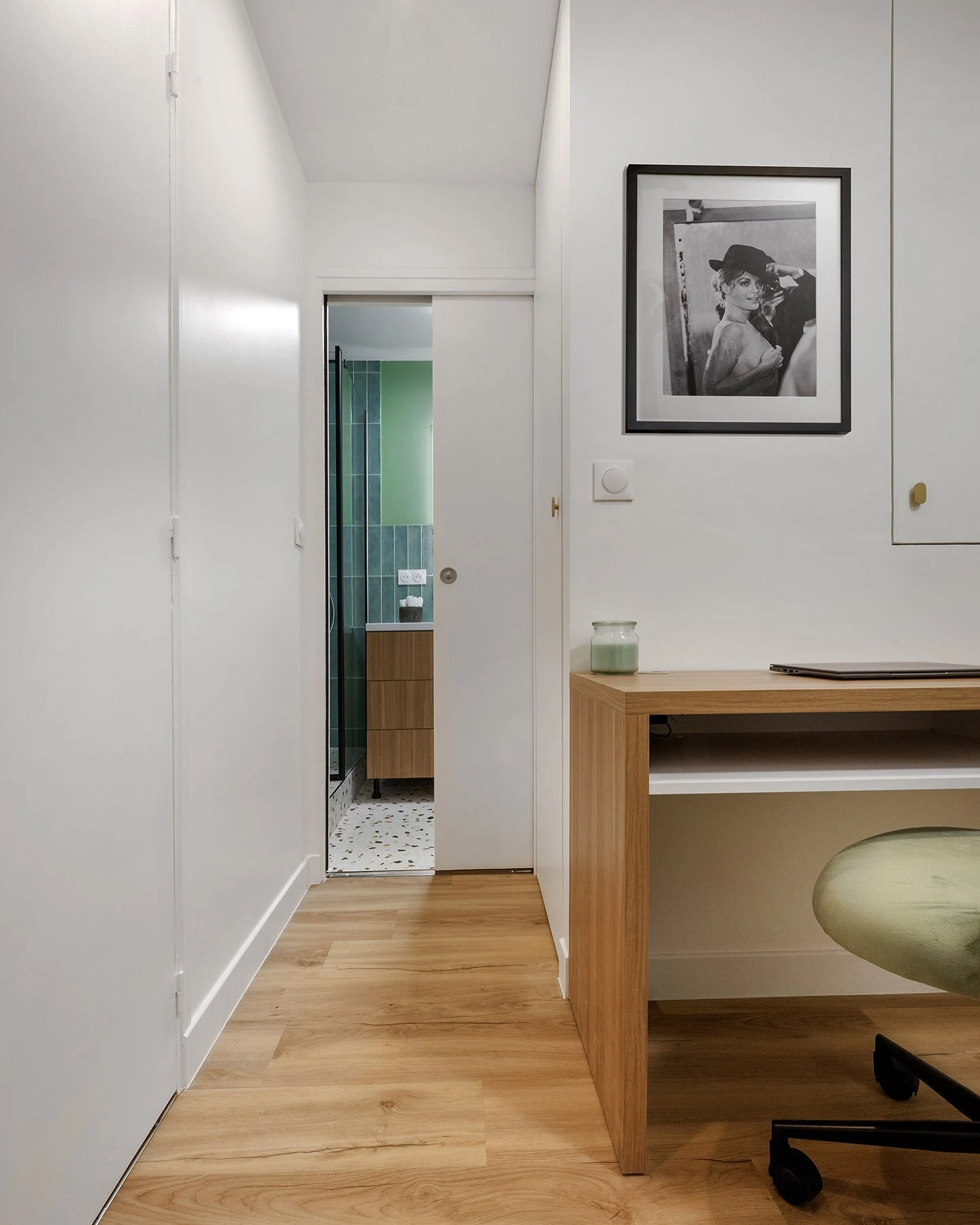 Zellige, Bois & Terrazzo — Bureau et accès à la salle de bains