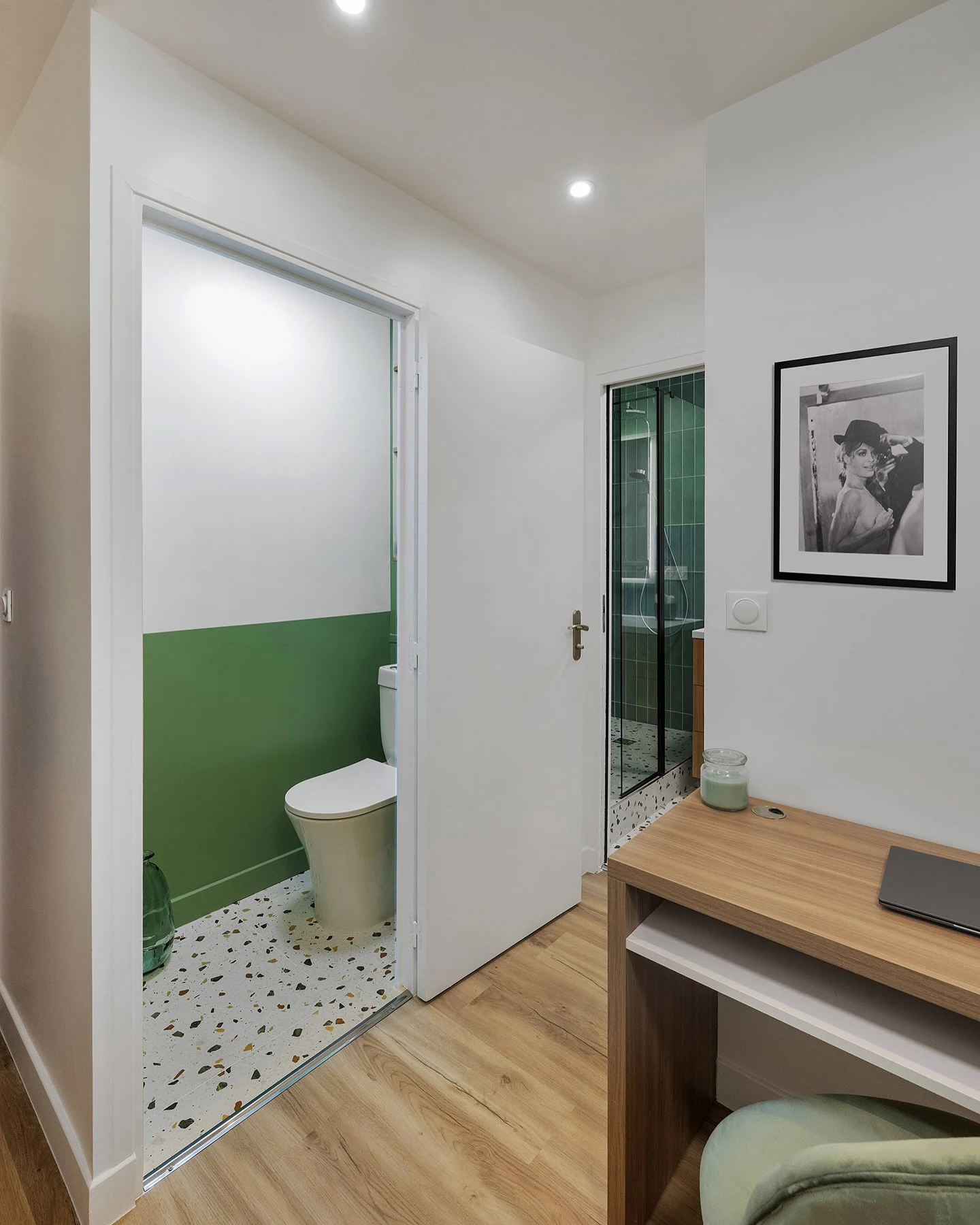 Zellige, Bois & Terrazzo — Bureau et toilettes rénovés