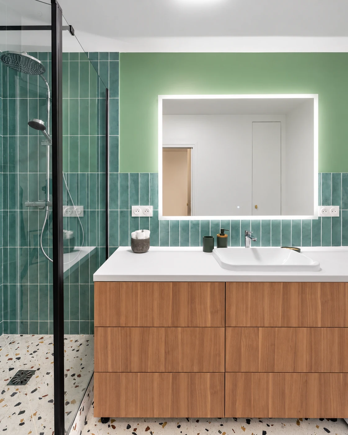 Zellige, Bois & Terrazzo — Vasque et miroir lumineux