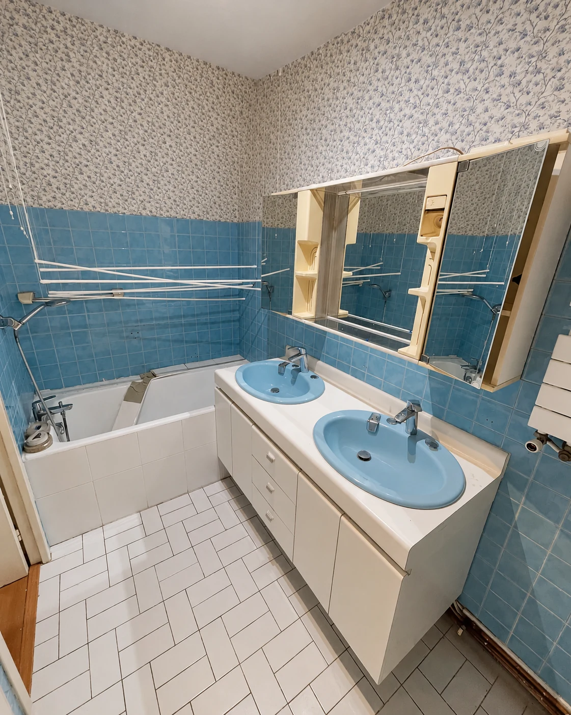 Zellige, Bois & Terrazzo — Salle de bains avant travaux
